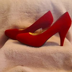 Size 10 red pumps